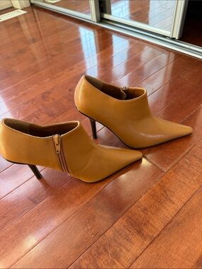 Le Château Cognac Pointed Toe Stiletto Heel Ankle Booties 5.5